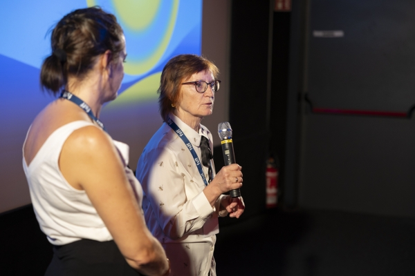 Regisseurin Claudia Richarz und Moderatorin Mona Walch (© Pavel Broz)