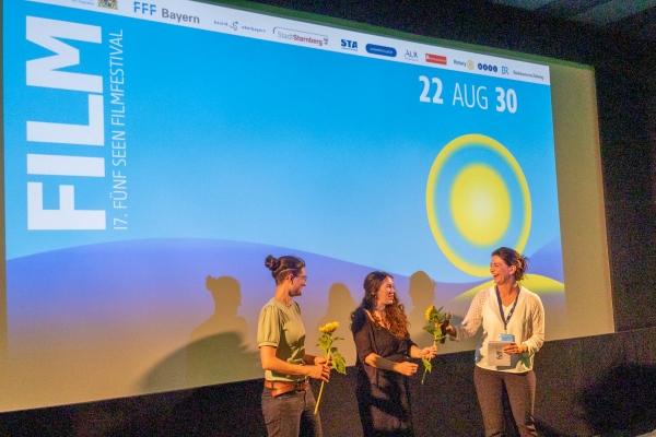 Regisseurin Sophie Dettmar und Kamerafrau Chantal Bergemann mit Moderatorin Sophie Traumann (© Jörg Reuther)
