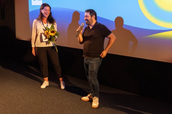 Moderatorin Sophie Traumann und Regisseur Ofir Raul Graizer (© Jörg Reuther)