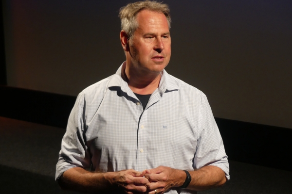 Moderator Sascha Decker (© Antje Bultmann)