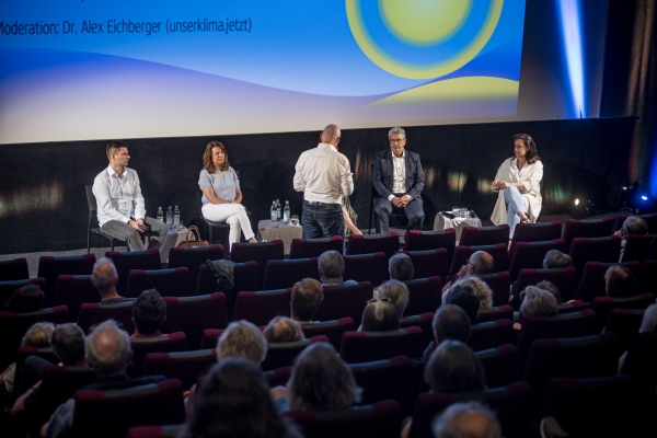 Die LandtagskandidatInnen Daniel Liebetruth (SPD), Britta Hundesrügge (FDP), Matthias Vilsmayer (Freie Wähler) und Dr. Ute Eiling-Hütig (CSU) im Gespräch mit Dr. Alex Eichberger (unserklima.jetzt) (© Pavel Broz)