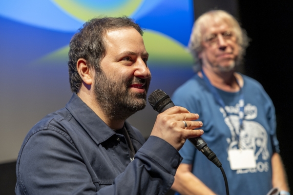 Regisseur Ofir Raul Graizer und Moderator Thomas Lochte (© Pavel Broz)