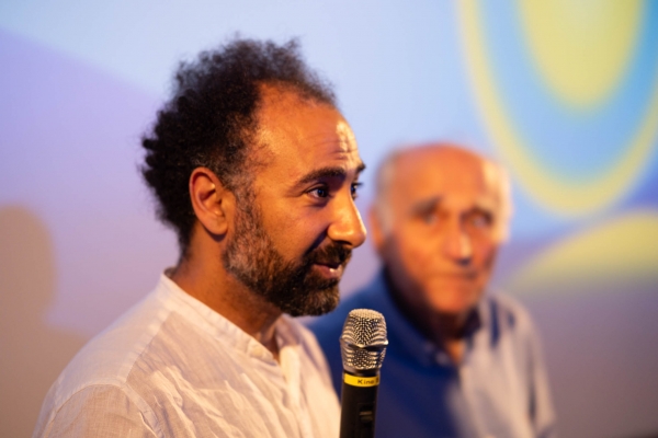 Regisseur Behrooz Karamizade und Moderator Eckart Buchner (© Jörg Reuther)