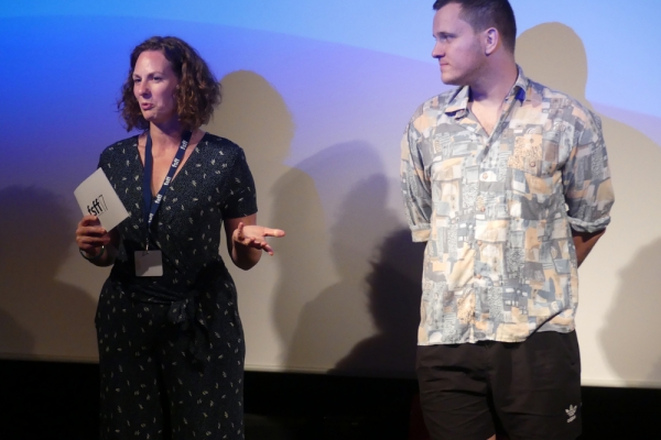 Moderatorin Eva Bauriedl und Regisseur Max Gleschinski (© Antje Bultmann)