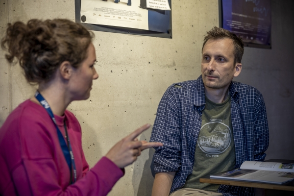 Gästebetreuerin Amrei Keul mit Regisseur Maxim Melnik (© Pavel Broz)