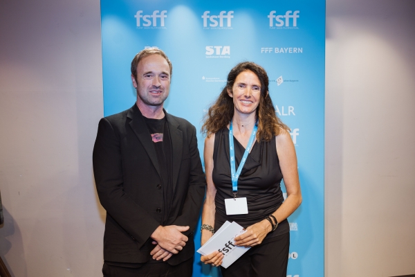 Dominik Locher (Regie ENJOY YOUR STAY), Angelika Dietrich (Moderation) (©Johanna Schlueter)