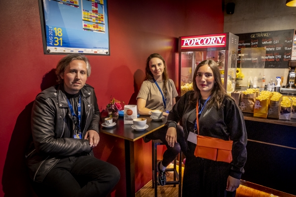 Kai Krösche, Victoria Halper und Laura Andres (Regie) (© Pavel Broz)