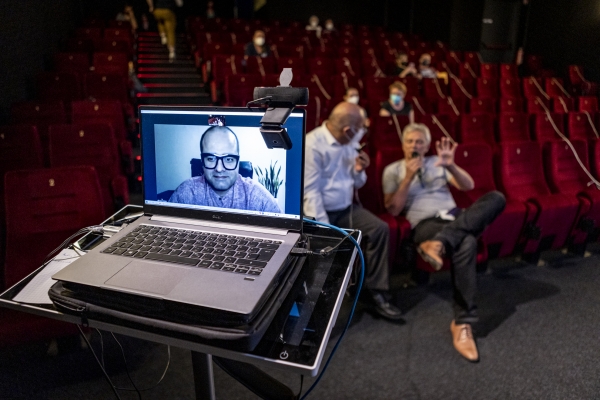 Regisseur Kazem Mollaie im Gespräch mit Festivalleiter Matthias Helwig (© Pavel Broz)