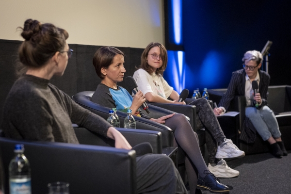 Regisseurinnen Kateryna Gornostai (STOP-ZEMLIA), Natalya Vorozhbit (BAD ROADS) und Alina Gorlova (THIS RAIN WILL NEVER STOP) und Moderatorin Alex Belopolsky  (© Pavel Broz)