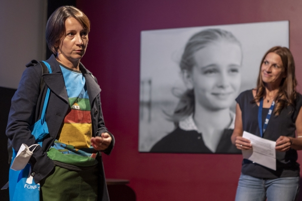 Natalya Vorozhbit (Regie) und Moderatorin Verena Schmöller (© Pavel Broz)